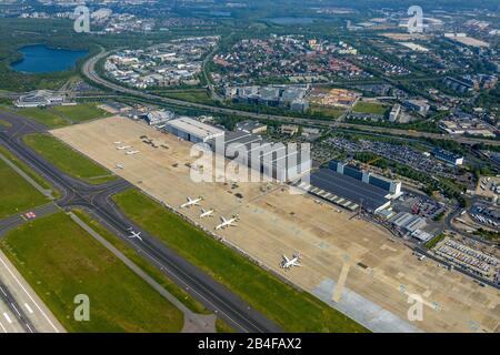 Veduta aerea della pista e della pista e del centro di trasporto dell'aeroporto di Dusseldorf a Dusseldorf, nel distretto di Lohausen, nella Renania, nello stato della Renania Settentrionale-Vestfalia, Germania. Foto Stock