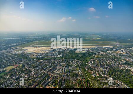 Veduta aerea dell'aeroporto di Dusseldorf nel distretto di Lohausen e del quartiere Lichtenbroich a Dusseldorf nella Renania, nello stato della Renania Settentrionale-Vestfalia, Germania. Foto Stock