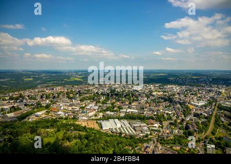 Veduta aerea del centro della città di Remscheid con il municipio Remscheid e ECE Avenue Centre Remscheid e la Theodor Heuss Place a Remscheid nel paese Bergischen nello stato federale Nord Reno-Westfalia, Germania, Renania, Europa, skyline di Remscheid, Bergisches Land Foto Stock