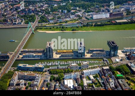 Veduta aerea del Kranhäusern, Kranhaus sulle rive del Reno vicino alla Severinsbrücke Bundesstrasse B55 a Colonia nella Renania, nello stato della Renania Settentrionale-Vestfalia, Germania, Renania, Europa, uffici in posizione privilegiata, Reno, torre di uffici, condomini, porto di Colonia Foto Stock