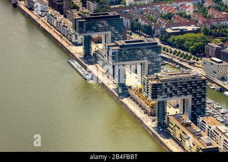 Veduta aerea del Kranhäusern, Kranhaus sulle rive del Reno vicino alla Severinsbrücke Bundesstrasse B55 a Colonia nella Renania, nello stato della Renania Settentrionale-Vestfalia, Germania, Renania, Europa, uffici in posizione privilegiata, Reno, torre di uffici, condomini, porto di Colonia Foto Stock