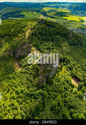 Veduta aerea delle pietre Bruchhauser, suolo e monumento culturale 'Bruchhauser Steine' si trova nel Rothaargebirge, riserva naturale e riserva archeologica a Bruchhausen, Olsberg, Sauerland, Renania Settentrionale-Vestfalia, Germania, pietre Bruchhauser Foto Stock