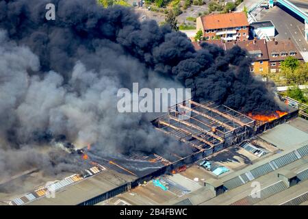 Veduta aerea del fuoco a WDI in Hamm su Wilhelmstrasse. A Wilhelmstrasse, una sala WDI brucia dalle 12:00 circa. Dalle 14:25, le case sono state evacuate nelle immediate vicinanze. Ci sono tre feriti. Wilhelmstrasse è chiusa tra otto-Brenner-Strasse e Schwarzer Weg. Foto Stock