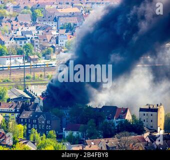 Veduta aerea del fuoco a WDI in Hamm su Wilhelmstrasse. A Wilhelmstrasse, una sala WDI brucia dalle 12:00 circa. Dalle 14:25, le case sono state evacuate nelle immediate vicinanze. Ci sono tre feriti. Wilhelmstrasse è chiusa tra otto-Brenner-Strasse e Schwarzer Weg. Foto Stock