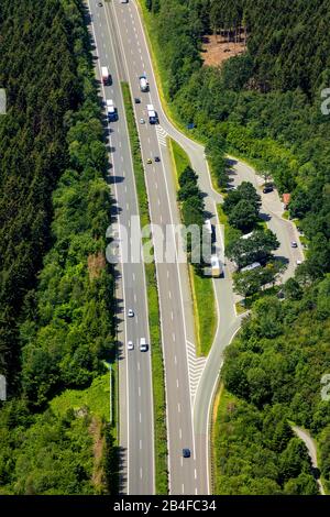 Veduta aerea del parcheggio dell'autostrada A46 Kettlersbach nella città di Arnsberg nella Sauerland, nello stato della Renania Settentrionale-Vestfalia in Germania Foto Stock