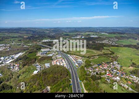 Veduta aerea della ricostruzione dell'area di servizio Sauerland West e dell'area di servizio Sauerland-Ost sull'autostrada Sauerlandlinie A45 a Lüdenscheid nella Sauerland nello stato Nordrhein-Westfalen, Germania Foto Stock