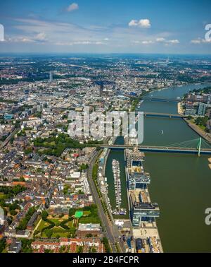 Veduta aerea del Kranhäusern, Kranhaus sulle rive del Reno vicino alla Severinsbrücke Bundesstrasse B55 a Colonia nella Renania, nello stato federale della Renania Settentrionale-Vestfalia, Germania, Renania, Europa, uffici in posizione privilegiata, Reno, torre di uffici, condomini, porto di Colonia Foto Stock