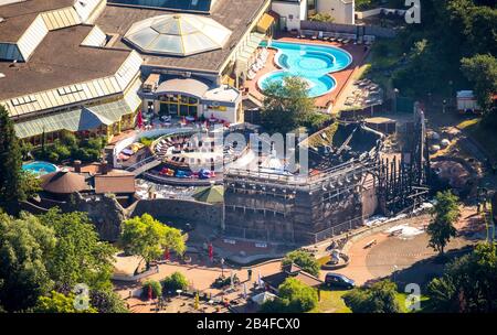 Veduta aerea del fuoco nel Niederrheintherme a Duisburg-Nienhausen nella zona sauna a Duisburg nella zona della Ruhr nello stato della Renania Settentrionale-Vestfalia in Germania. Foto Stock