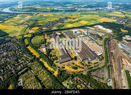 Veduta aerea dell'ex Mannesmannröhren-Werke AG, ora Stahlwerk Hüttenwerke Krupp Mannesmann GmbH HKM a Hüttenheim sul Reno con lo stabilimento di coking Hüttenheim a Duisburg nella zona della Ruhr nello stato federale della Renania Settentrionale-Vestfalia in Germania. Foto Stock