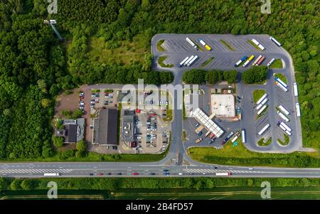 Fotografia aerea dell'area di servizio dei camion Autohof Werne all'uscita Werne dell'autostrada A1 a Werne, nella zona della Ruhr, nella Renania Settentrionale-Vestfalia, in Germania. Foto Stock