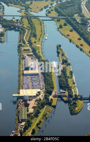 Veduta aerea della Ruhrschleuse Duisburg nel porto di Duisburg, Duisport AG, sul fiume Ruhr con la Ruhr foce nel Reno in panoramica e dettagli a Ruhrort a Duisburg nella zona della Ruhr nello stato della Renania Settentrionale-Vestfalia in Germania. Foto Stock