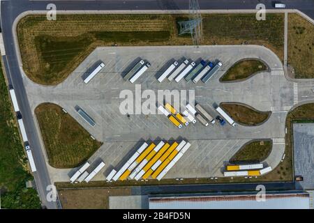 Veduta aerea del parcheggio per camion del centro logistico Amazon Logistik Werne GmbH - DTM1 in Werne, zona Ruhr, Renania Settentrionale-Vestfalia, Germania Foto Stock