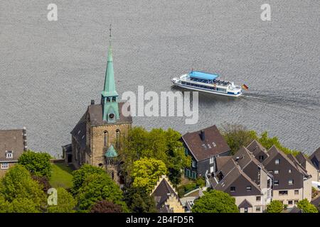 Fotografia aerea della chiesa evangelica riformata Ev.-Ref. Chiesa comunità Wetter-Freiheit con un'offerta escursione sulla Harkortsee in Wetter an der Ruhr nella zona della Ruhr nello stato federale del Nord Reno-Westfalia, Germania. Foto Stock