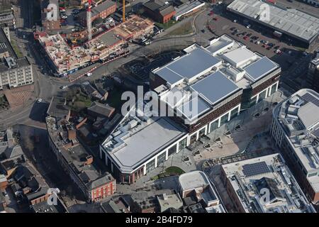 Veduta aerea del centro di Warrington, incluso il recentemente costruito Cockhedge Shopping Park, Cheshire, Regno Unito Foto Stock