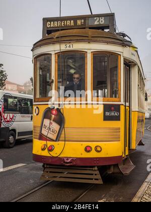 Lisbona - Portogallo, 17 gennaio 2020 - tram numero 28 a Lisbona Foto Stock