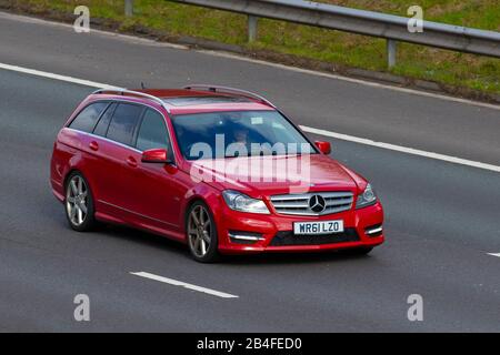 2011 Red Mercedes Benz C Classe C220 CDI 2.1 BLUEEFFICIENCY AMG SPORT 2DR AUTO 170 BH; traffico veicolare nel Regno Unito, trasporti, veicoli moderni, berline, veicoli, veicoli, strade, motori, auto a sud sulla autostrada M6 Foto Stock