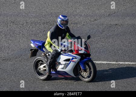 Moto & pilota Honda CBR Fireblade; traffico veicolare, trasporto su due ruote, veicoli moderni, moto, veicolo, strade, moto motociclistiche, automobilismo su autostrada M6 Chorley, Regno Unito Foto Stock