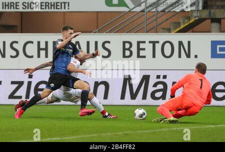 Paderborn, Germania. 06th Mar, 2020. Calcio: Bundesliga, SC Paderborn 07 - 1st FC Colonia, 25th matchday nella Benteler Arena. Dennis Srbeny di Paderborn (l) lotta per la palla con toni Leistner (M) e portiere Timo Horn (r) da Colonia. Credito: Friso Gentsch/dpa - NOTA IMPORTANTE: In conformità con le norme del DFL Deutsche Fußball Liga e del DFB Deutscher Fußball-Bund, è vietato sfruttare o sfruttare nello stadio e/o dal gioco fotografato sotto forma di immagini di sequenza e/o serie di foto video-simili./dpa/Alamy Live News Foto Stock