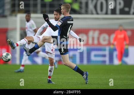 Paderborn, Germania. 06th Mar, 2020. Calcio: Bundesliga, SC Paderborn 07 - 1st FC Colonia, 25th matchday nella Benteler Arena. Samuel Kari Fridjonsson (r) di Paderborn combatte per la palla con Mark Uth (l) da Colonia. Credito: Friso Gentsch/dpa - NOTA IMPORTANTE: In conformità con le norme del DFL Deutsche Fußball Liga e del DFB Deutscher Fußball-Bund, è vietato sfruttare o sfruttare nello stadio e/o dal gioco fotografato sotto forma di immagini di sequenza e/o serie di foto video-simili./dpa/Alamy Live News Foto Stock