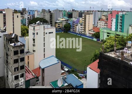 Campo di calcio circondato da Wohnhaeuser, Male, Maldive, Asia Foto Stock