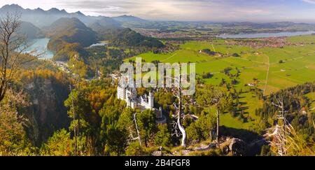 Panorama Landschaft in Bayern mit Schloss Neuschwanstein und Stadt Füssen mit Forggensee im Hintegrund Foto Stock