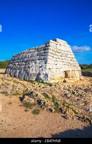 Tomba megalitica nel sito di es Tudons, Minorca, Isole Baleari, Spagna, Europa Foto Stock