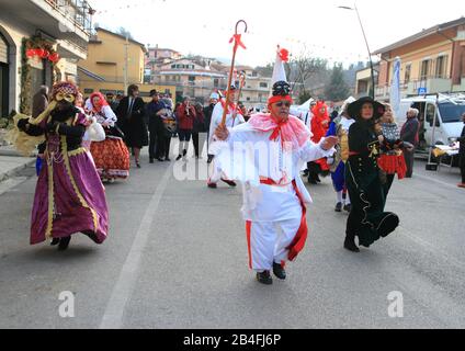 Un gruppo di ballerini danzano durante la sfilata del carnevale di Montemarano Foto Stock