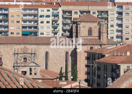 Colegio del Arzobispo Fonseca, Chiesa, edifici residenziali Moderni e tetti della città vecchia, Salamanca, Castilla y Leon, Castilla-Leon, Spagna, Europa Foto Stock