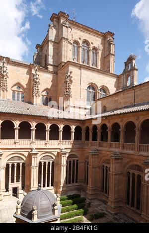 Cortile, chiesa e convento di San Esteban, Convento iglesia de San Estéban, Salamanca, Castilla y León, Spagna, Europa Foto Stock