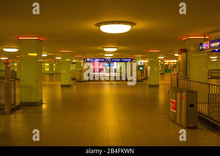 Berlino, Germania, 3 marzo 2018, insegna la stazione della S-Bahn a Potsdamer Platz la mattina Foto Stock