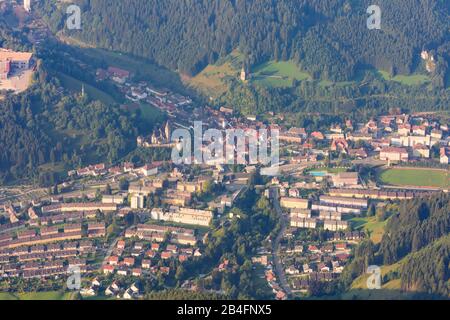 Eisenerz, città di Eisenerz centro, chiesa di San Oswald, torre Schichtturm, cappella Kreuzkapelle, tipico insediamento minatore case a Hochsteiermark, Steiermark, Stiria, Austria Foto Stock