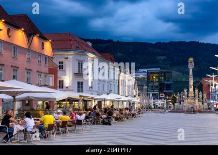 Leoben, piazza principale (Hauptplatz), ristorante all'aperto, Colonna Della Peste a Hochsteiermark, Steiermark, Stiria, Austria Foto Stock