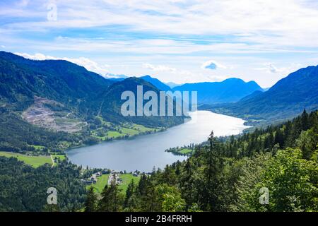 Lago Grundlsee, vista a ovest del villaggio Grundlsee e montagna Zinken e Dachstein in Ausseerland-Salzkammergut, Steiermark, Stiria, Austria Foto Stock