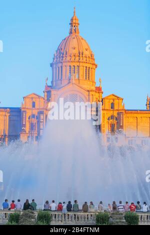 La Fontana Magica e Palazzo del Montjuic, Barcellona, in Catalogna, Spagna Foto Stock