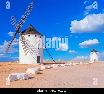 Mulini a vento, Campo de Criptana, Ciudad Real Provincia, Castilla-La Mancha, in Spagna, Foto Stock