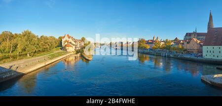 Vista dal Ponte di pietra sul Danubio, autunno, Ratisbona, Baviera, Germania Europa Foto Stock