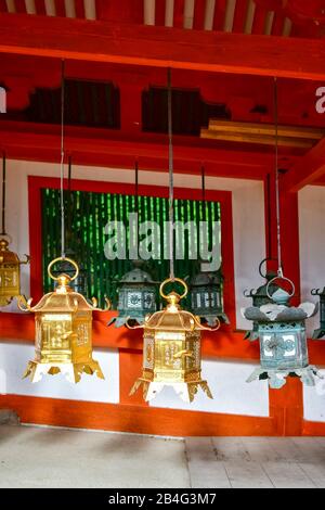 Lanterne in bronzo ornate presso il santuario principale, il Santuario Kasuga-taisha, Nara, Honshu, Giappone Foto Stock