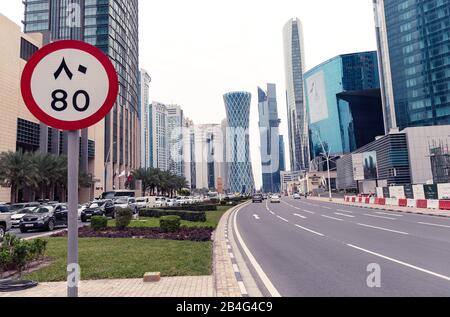 Doha, Qatar - 01.08.2020 : segnale limite di velocità 80 sulla strada principale nel centro di Doha. Foto Stock