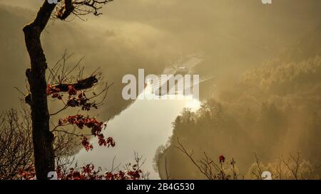 Vista del giro del fiume Saar dal punto panoramico Kleine Cloef vicino Mettlach-Orscholz, vicino Mettlach, Saarland, Germania Foto Stock