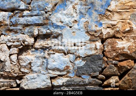 Vari strati blu di vernice sul muro di una casa rovinata sulla lebbra isola Spinalonga, Grecia, Creta, Kalydon Foto Stock