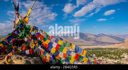 Panorama dalla collina di Tsenmo su Leh e la valle dell'Indo a Stok Kangri, 6153m, Ladakh, jammu e Kashmir, India, Asia Foto Stock