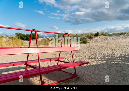 Estonia, Pärnu, capitale estiva, spiaggia cittadina, banca Foto Stock