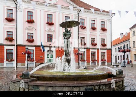 Estonia, Tartu, Piazza del Municipio, scultura di studenti bacio Foto Stock