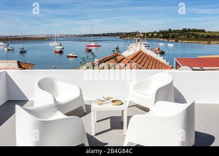 Vista dalla terrazza, alla baia con yacht nella città di Alvor Foto Stock