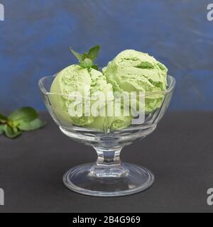 Gelato al carb avocado senza colpa, ricetta facile con avocado, banana, foglie di menta su sfondo scuro Foto Stock