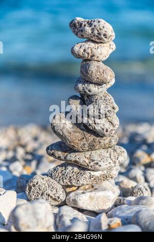 Pila di ciottoli sulla spiaggia di Krk, isola di Krk, Primorje-Gorski Kotar County, Croazia Foto Stock