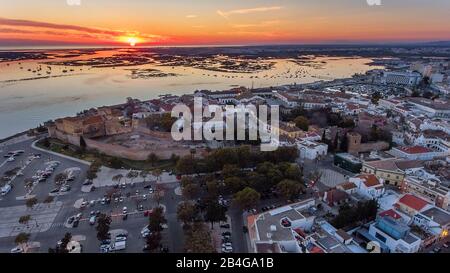 Antenna. Tramonto sulla città vecchia di Faro, vista dall'aria, Portogallo Foto Stock