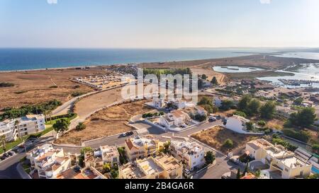 Veduta aerea del villaggio di Alvor, in estate, nel Portogallo meridionale, Algarve Foto Stock