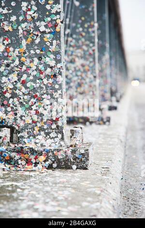 Europa, Svizzera, Basilea, evento tradizionale, Basilea Fasnacht, il più grande della Svizzera, patrimonio culturale immateriale dell'umanità, ponte Wettstein dopo il Cortège, confetti bloccati su pilastri e strade Foto Stock