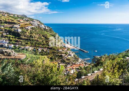 Europa, Portogallo, isola atlantica, Madeira, costa meridionale, Calheta, con marina di spiaggia di sabbia artificiale, Foto Stock